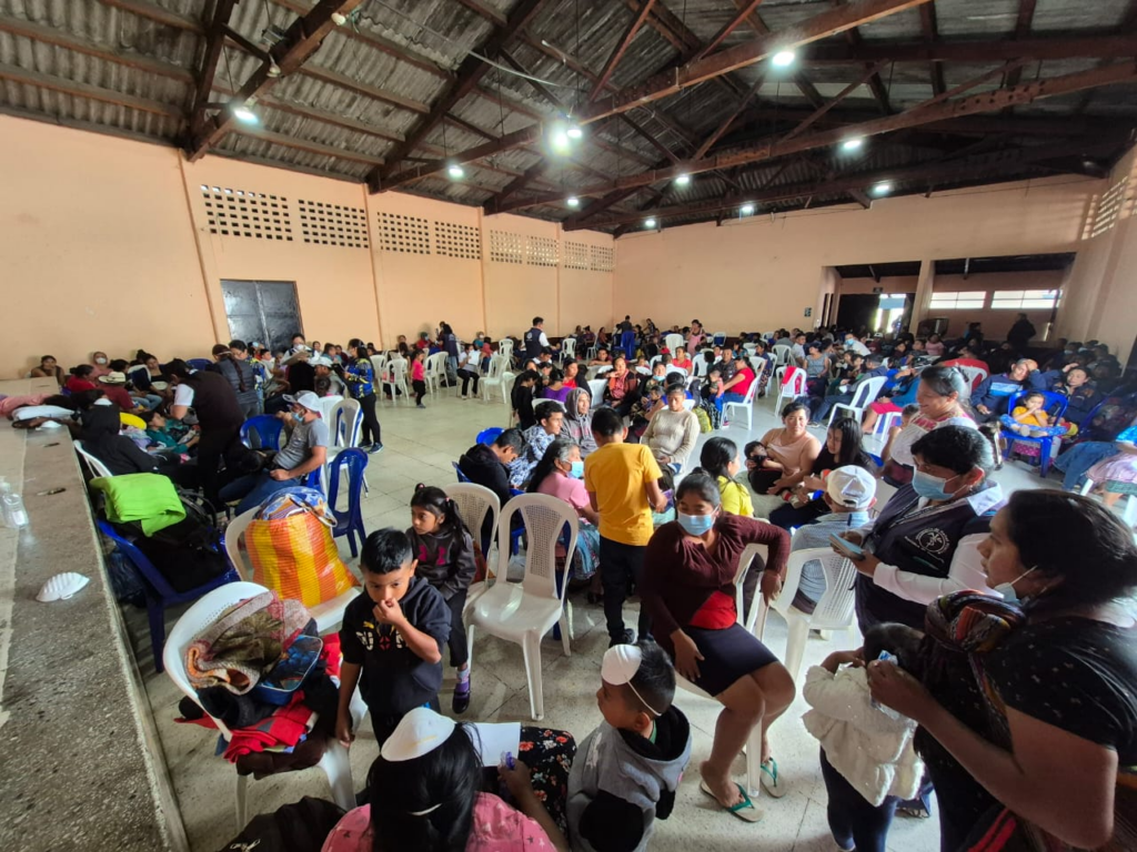 El salón municipal funciona como albergue. La gobernación de Sacatepéquez coordina con instituciones del Gobierno central para atender a los evacuados por el Volcán de Fuego.