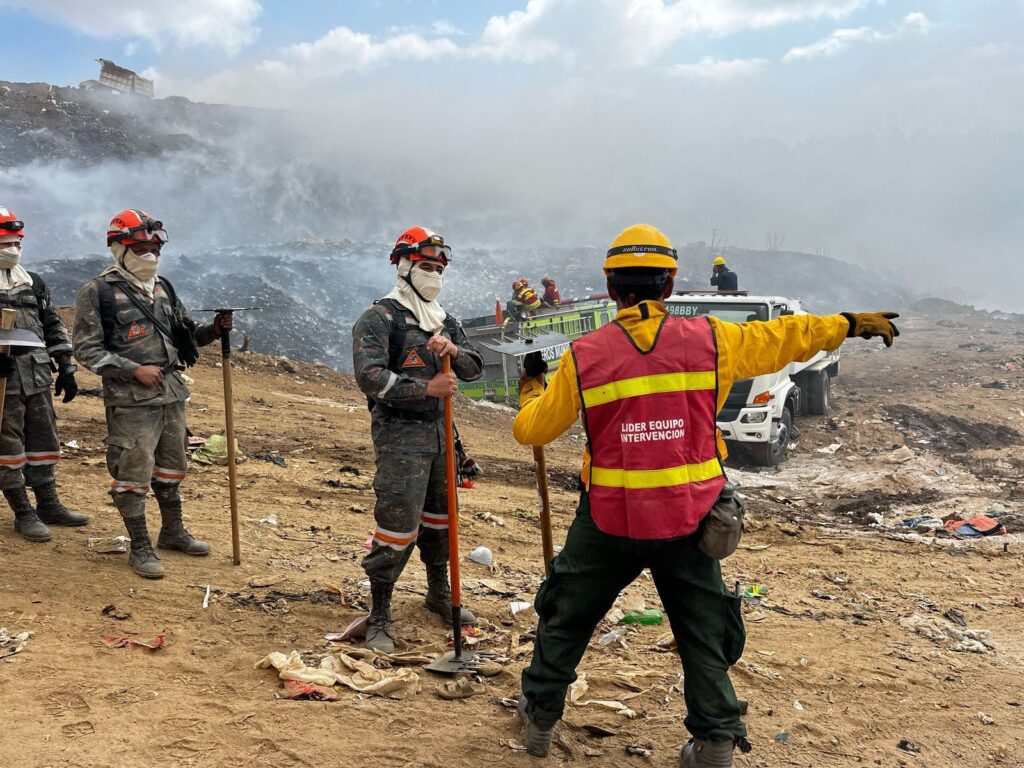 Brigadas de bomberos voluntarios y municipales, el Ejército de Guatemala y otras instituciones combaten el incendio en el vertedero.