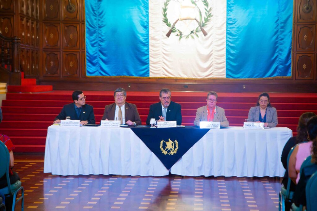 El presidente Bernardo Arévalo juramentó a las integrantes del mecanismo de evaluación y selección de las autoridades de la Secretaría Presidencial de la Mujer (Seprem). Fotos: Seprem.