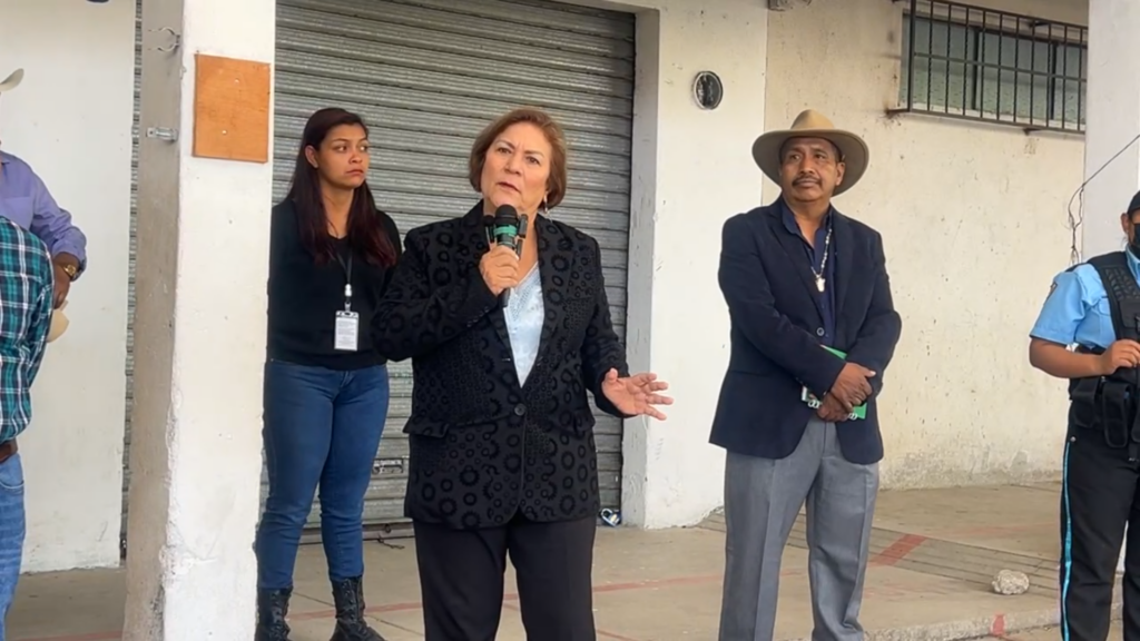 Alcaldesa se dirige a alcaldes auxiliares, Cocodes y vecinos.