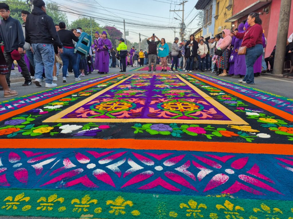 Las alfombras de aserrín de colores son conocido como arte efímero. Foto: Julio Sicán.