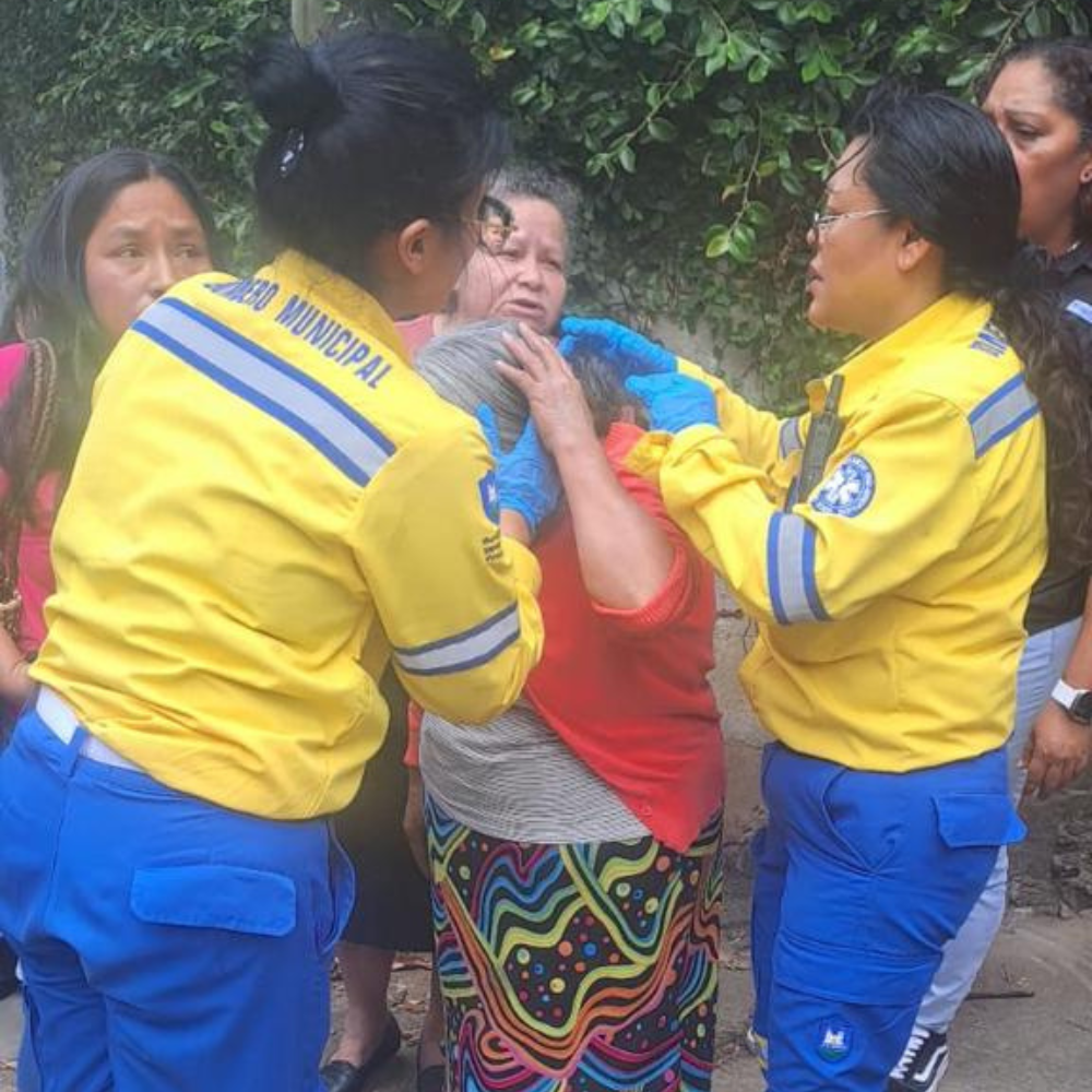 Bomberos municipales atendieron a la persona que fue atropellada.