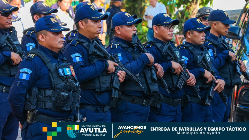 Entrega de vehículos e implementos tácticos a la Policía Municipal de Ayutla en enero de 2024.