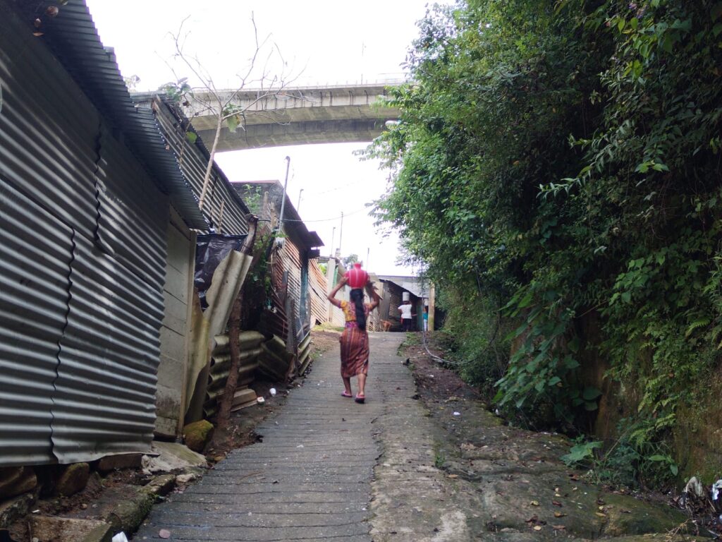 Verano o invierno, no importa la época. Siempre es un desafío vivir en un asentamiento de Guatemala: el agua es escasa y el riesgo a inundaciones, latente.