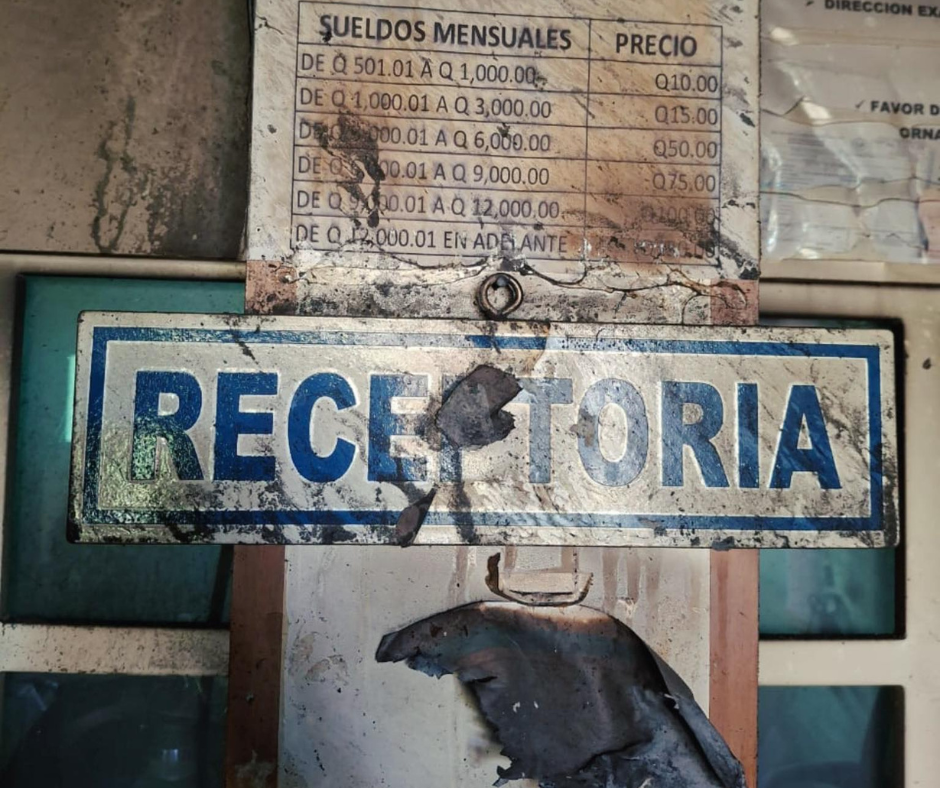 Instalaciones incendiadas de la municipalidad.