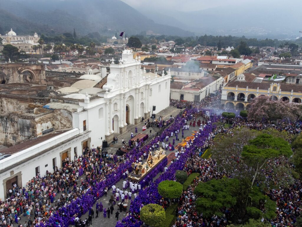 La Antigua Guatemala vive la Semana Santa con alfombras, velaciones y procesiones. Te traemos el calendario y horarios de los cortejos de la Semana Mayor, y los parqueos disponibles.