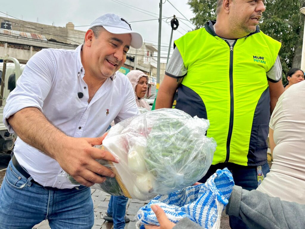 Mynor Morales entregó bolsas de verduras en septiembre de 2024, en la Colonia Villa Hermosa.