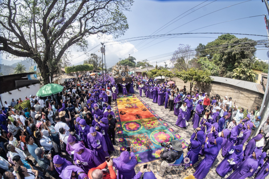Guatecompras permite revisar las compras más comunes de las municipalidades en Semana Santa. Desde piscinas hasta música para acompañar las procesiones. 