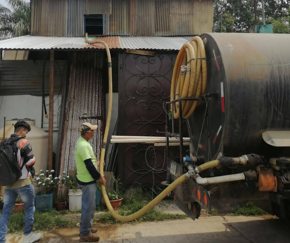 Entrega de agua en la colonia Los Cocos, mayo de 2025.
