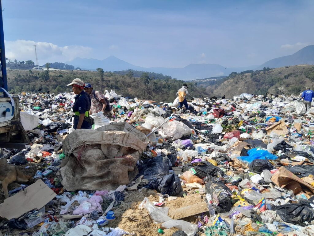 Alrededor de 150 personas vive del reciclaje en el vertedero ubicado en el kilómetro 22 de la ruta al Pacífico, operado por AMSA. Su mayor preocupación es quedarse sin empleo.