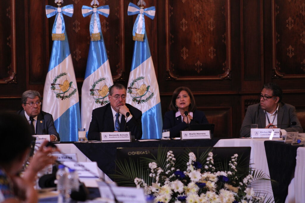 Solo 70 de las 340 municipalidades están al día con sus propuestas. La vicepresidenta Karin Herrera propuso incluir salud alimentaria en presupuestos de consejos de desarrollo.