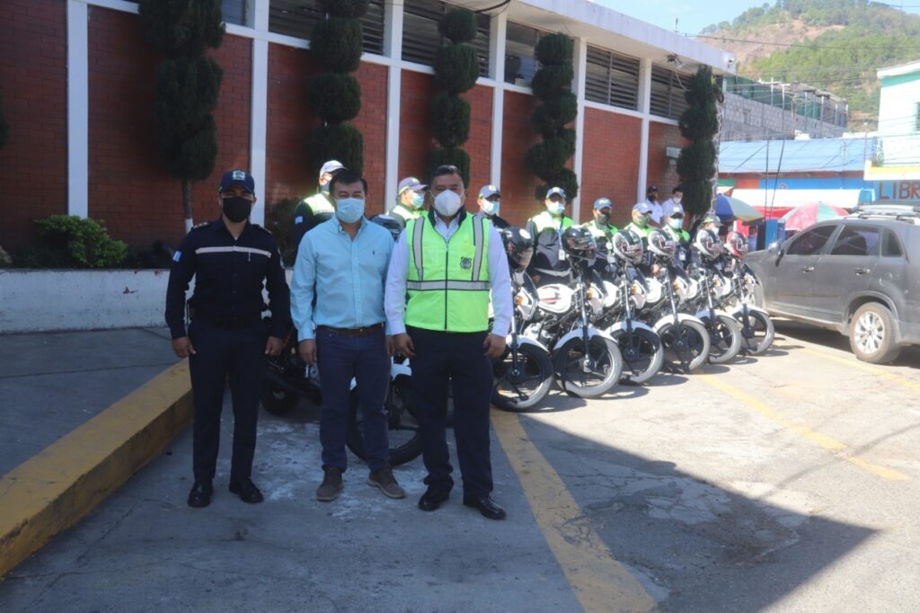 Julio Marroquín, en ese entonces alcalde, entregó ocho motocicletas a la PMT en 2021.