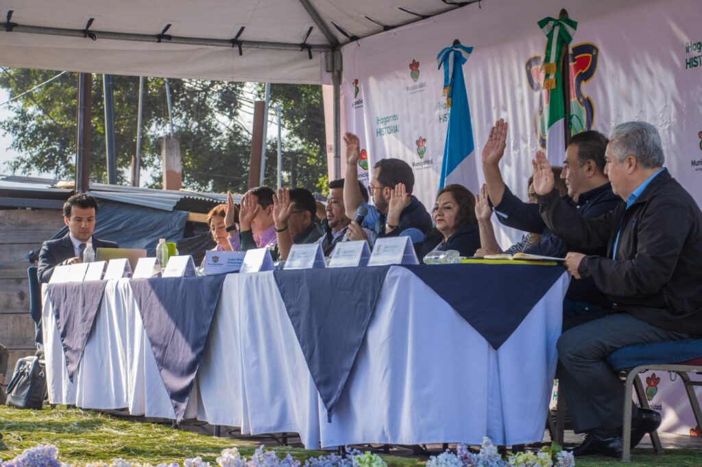 El concejo de La Antigua Guatemala celebró una sesión en la terminal de buses a un costado del mercado municipal donde garantizó la permanencia de los inquilinos en la finca La Pólvora.