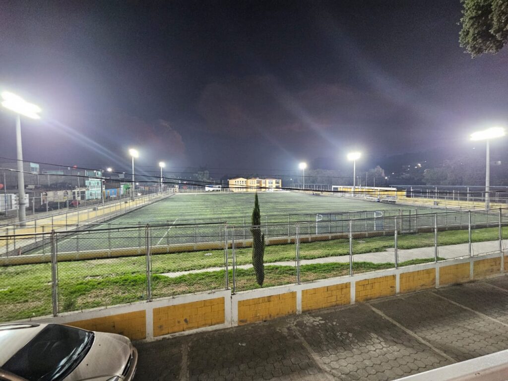 Adquirió 23 lámparas reflectoras para mejorar la iluminación del estadio municipal Álamos del Samalá. Adjudicó al proveedor que presentó la oferta 85% más alta que el segundo oferente.