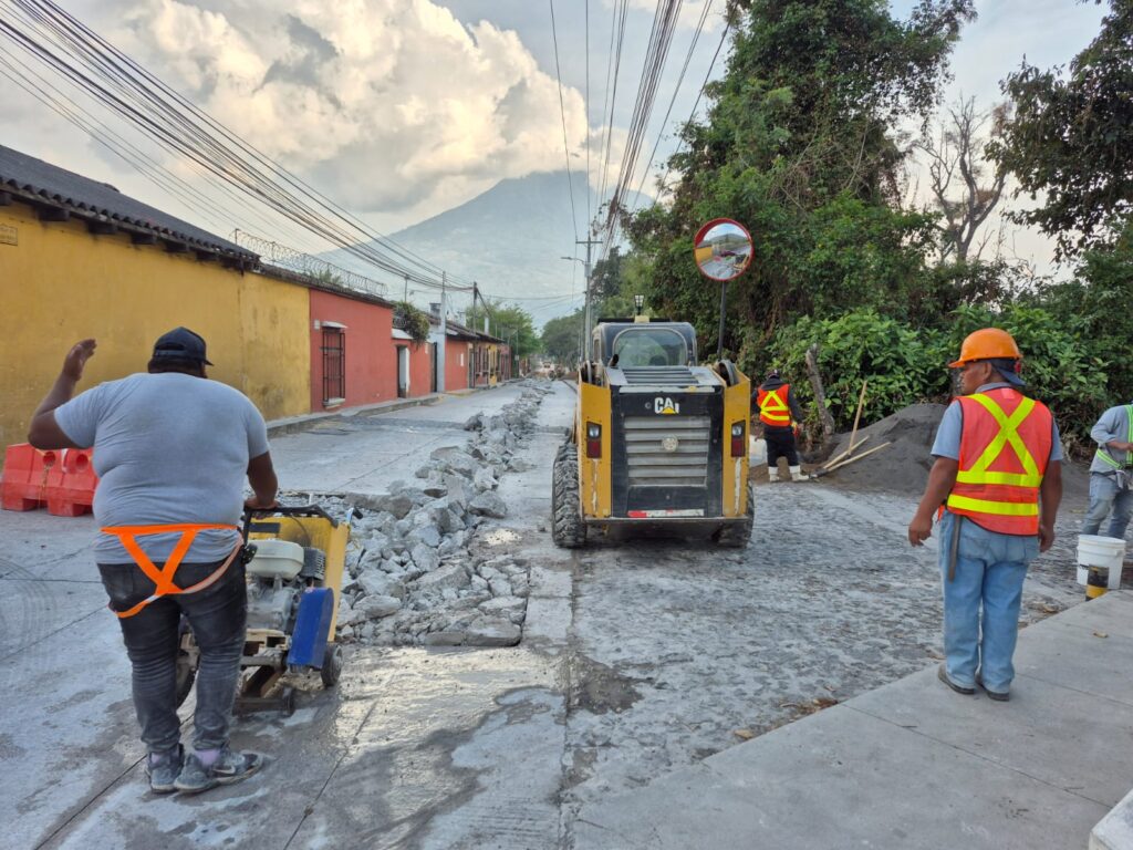 Con fondos de la municipalidad de La Antigua Guatemala en un 52 %, y del Codede con el 48 %, dijo el alcalde, Juan Manuel Asturias. Los trabajos evitarán mezclar aguas pluviales con aguas negras.