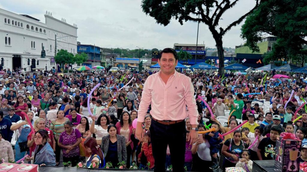 En redes sociales circulan videos del alcalde Mynor Alexander Morales Zurita en las celebraciones del Día de la Madre donde baila con las vecinas de forma inapropiada.