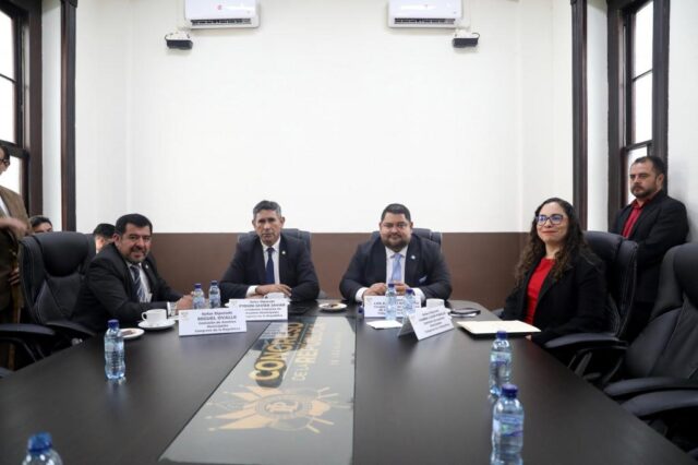 No existe ningún impedimento para realizar doble sesión en un solo día en la Comisión de Asuntos Municipales. Los diputados, sin importar el largo de sus discusiones, reciben Q5 mil al mes en dietas.