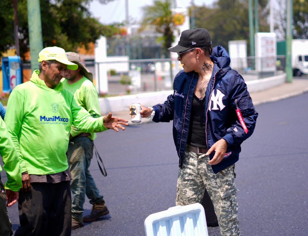 El alcalde mixqueño, Neto Bran, provee de cervezas a sus trabajadores durante la hora del almuerzo. Esto tiene consecuencias, explican un abogado laboral y un doctor.