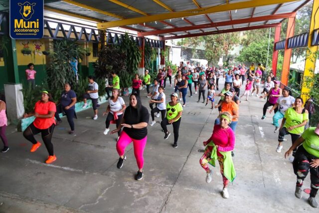Puerto Barrios y Jocotenango están entre las municipalidades que le apuestan al bienestar físico de sus vecinas a través de la zumba. Contratan a instructores para la tarea.