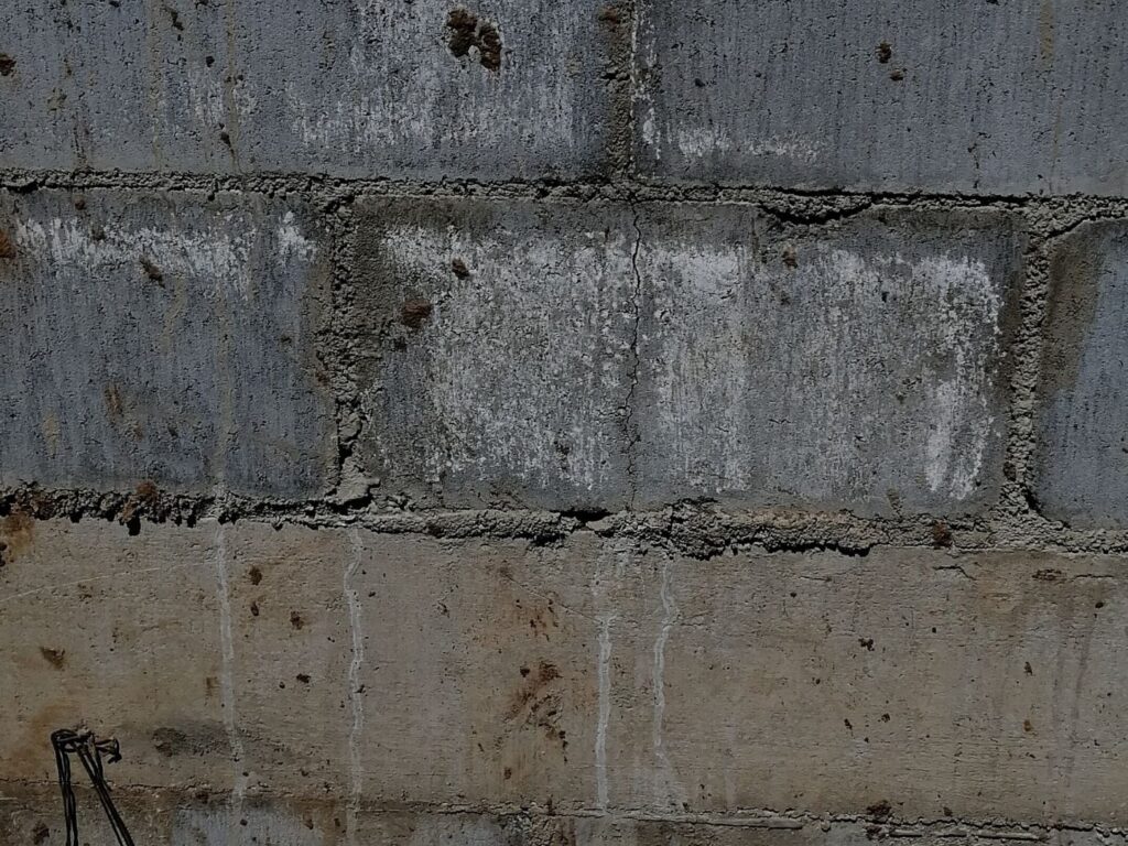 Block agrietado por la mitad en la pared del muro de contención.