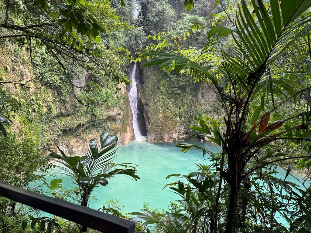 En este lugar no hay señal de celular. Ese es el objetivo para vivir una verdadera conexión con la naturaleza y las cataratas ubicadas a 38 kilómetros de Cobán.