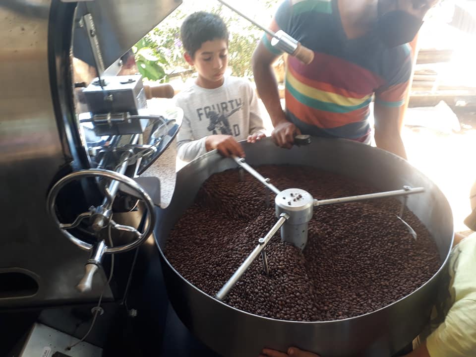 Proceso de enfriado de café tostado, listo para ser molido y empaquetado en la aldea El Volcancito, Casilla, Santa Rosa.