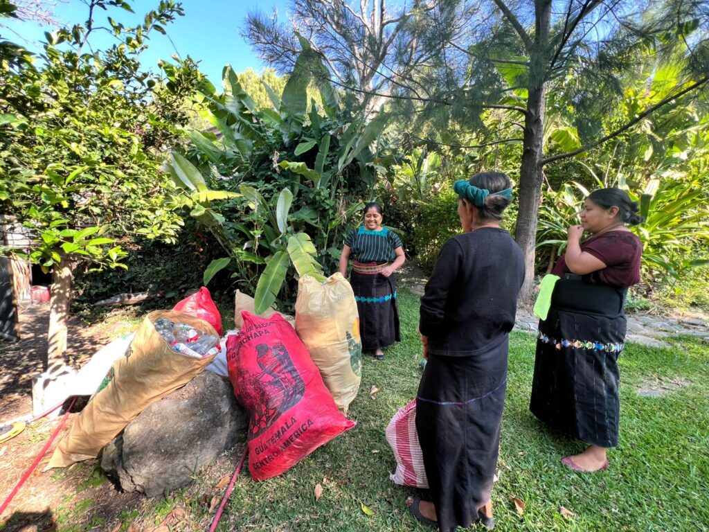 Mujeres mayas de la Cuenca del Lago de Atitlán transforman el vidrio en productos reutilizables para cuidar el agua, generar empleo y promover una economía circular.