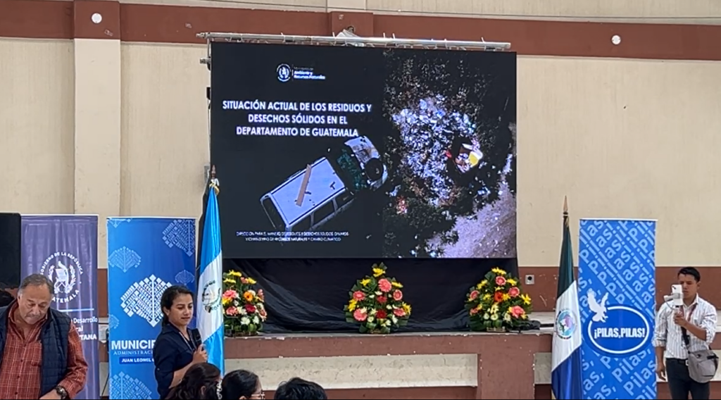 Representante del Ministerio de Ambiente y Recursos Naturales (MARN) presenta resultados de encuesta a municipalidades.