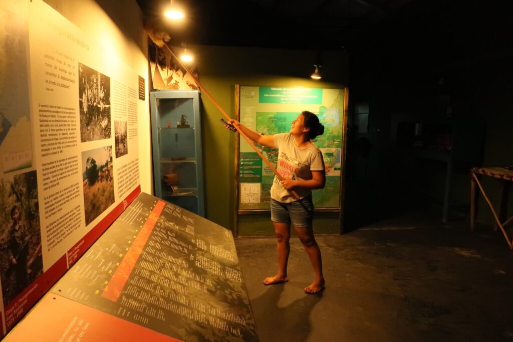 Las salas permanentes del museo, donde la historia se revive a través de fotografías, mapas y arte producido por la misma comunidad. Foto: Cooperativa Nuevo Horizonte.