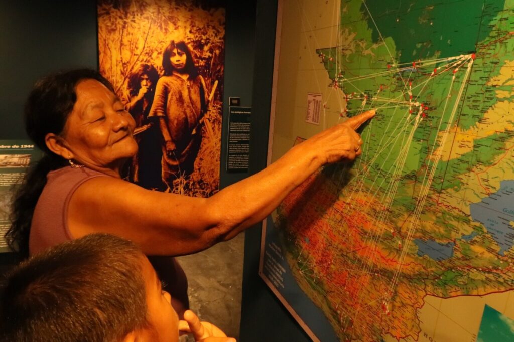A 38 kilómetros de Santa Elena, Petén, está el museo que sin vitrinas muestra una parte de la historia de Guatemala. Un lugar donde se pregunta y se vive la experiencia.