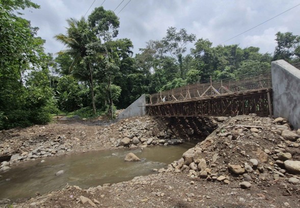 El puente tiene un costo total de Q3.5 millones, debió finalizar en diciembre de 2024. Vecinos de las aldeas Tierras, Cocales y Chitá son los más afectados.