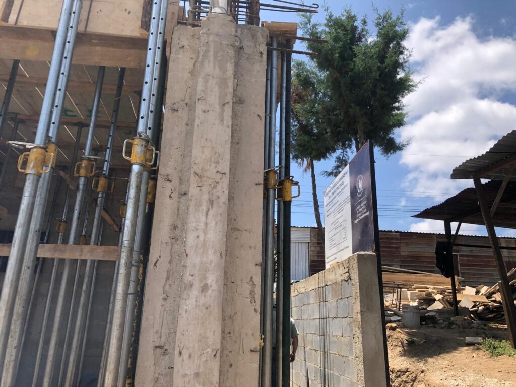 Rótulo de identificación del proyecto colocado en un área no visible para los vecinos.