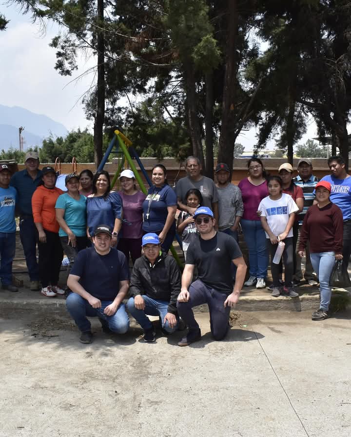 Concejales electos de SBX, junto a un grupo de vecinos voluntarios de la zona 8 que se unieron para la limpieza del parque comunitario y el salón comunal. Foto: Mirna Alvarado.