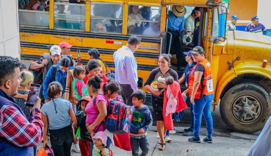 La Conred, en conferencia de prensa dio cuenta de tres comunidades evacuadas, pero las municipalidades de Santa Lucía Cotzumalguapa y San Pedro Yepocapa, las más afectadas, hablan de seis.