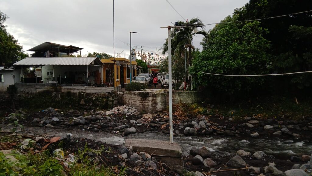 El descenso de lahares y la acumulación de restos de material volcánico en el cauce del río Mazate preocupan a vecinos de Siquinalá, Escuintla, ante una eventual crecida.