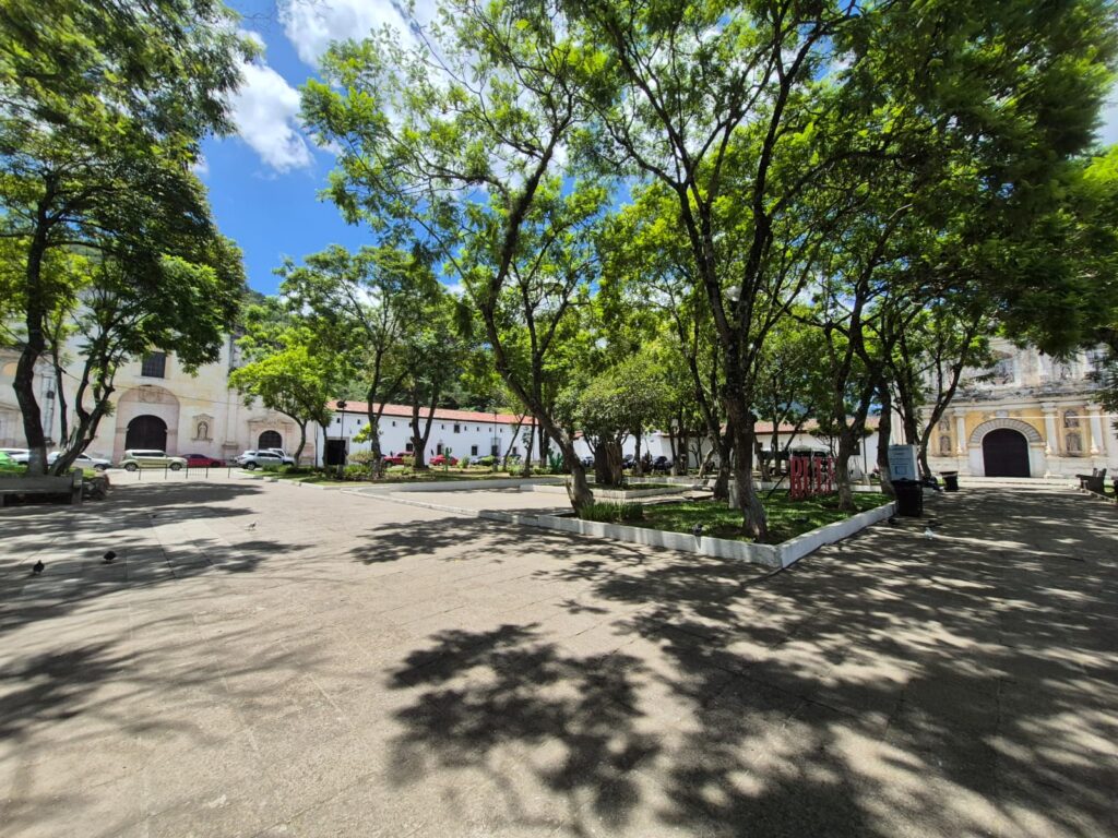 El parque de Belén o plaza de la Paz que será remozada y contará con una batería de sanitarios. Foto: Julio Sicán.