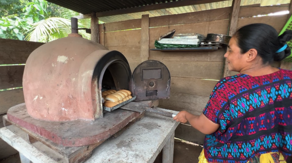 Emprendimiento de pan del Comité Ratzúm Tzuultaq’a, Santa Rosa Balandra, El Estor,Izabal.