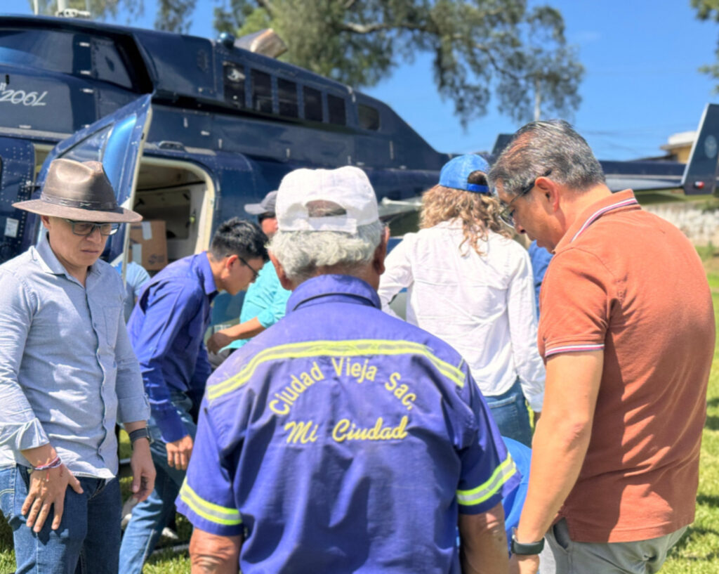 El alcalde Federico Bethancourt, rentó el vuelo de un helícoptero para trasladar víveres hacia Santa María de Jesús. Fotos: Julio Sicán.