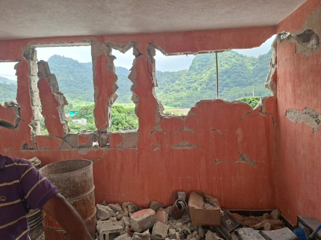 Ante las amenazas de los vecinos de tomar medidas de hecho, el alcalde asegura que la emergencia es atendida y la evaluación de daños continúa.
