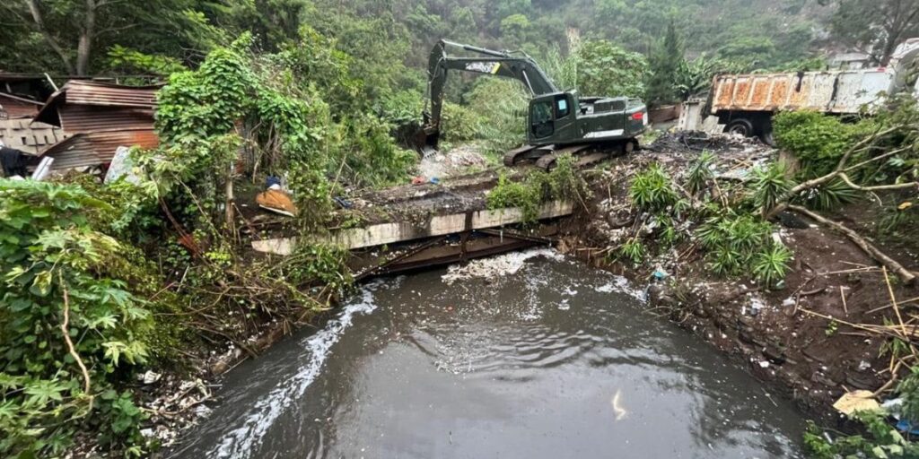 El río Guacalate atraviesa Chimaltenango y Sacatepéquez, arrastra contaminación y desinterés. Ahora, autoridades locales impulsan la creación de una entidad que lo proteja.