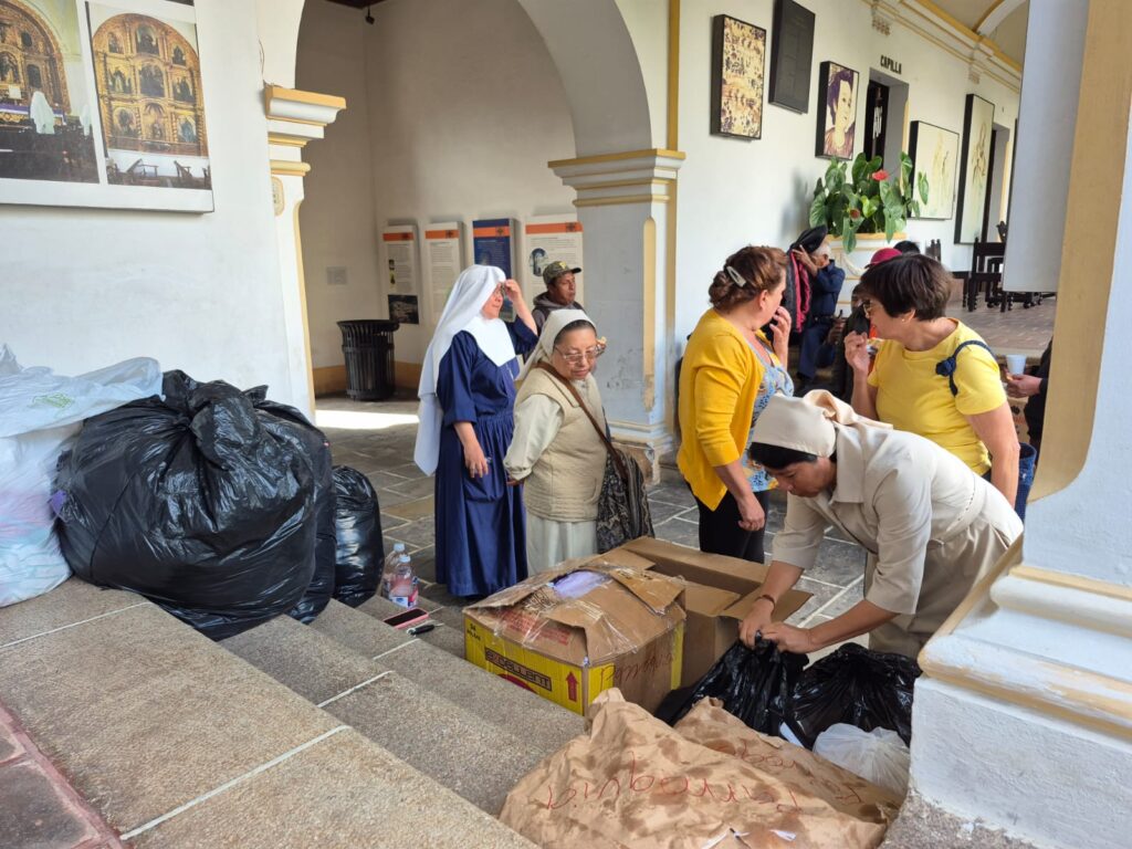 Las Hijas de la Caridad lideran el centro de acopio en La Antigua Guatemala con el apoyo de las Hermanas de Bethania y Hermanos de Belén. Foto: Julio Sicán.