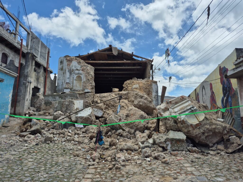 Sin energía eléctrica no pueden operar los pozos de agua para surtir a los vecinos de Santa María de Jesús, Sacatepéquez. La única gasolinera ahí quedó desabastecida. Tampoco hay paso.
