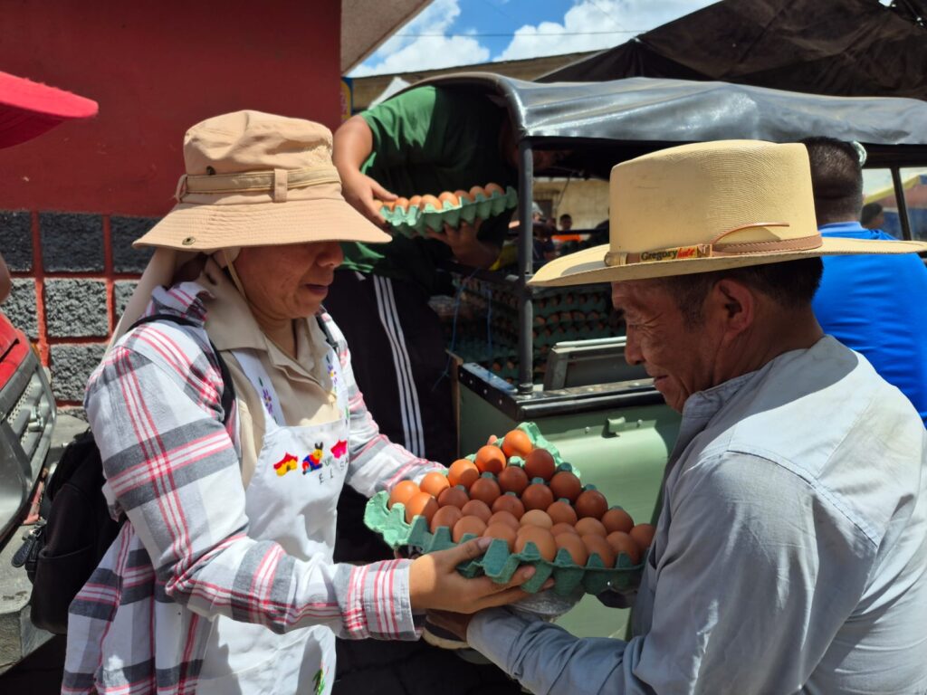 Sor Francely Pérez entrega víveres y alimentos recogidos en el.centro de acopio del colegio Santa Familia, de La Antigua Guatemala. Foto: <julio Sicán.
