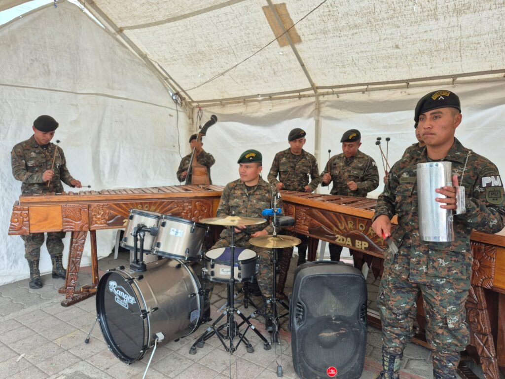 La marimba Aurora de la Segunda Brigada de la Policía Militar amenizan durante la entrega de alimentos en Santa María de Jesús. Fotos: Julio Sicán.