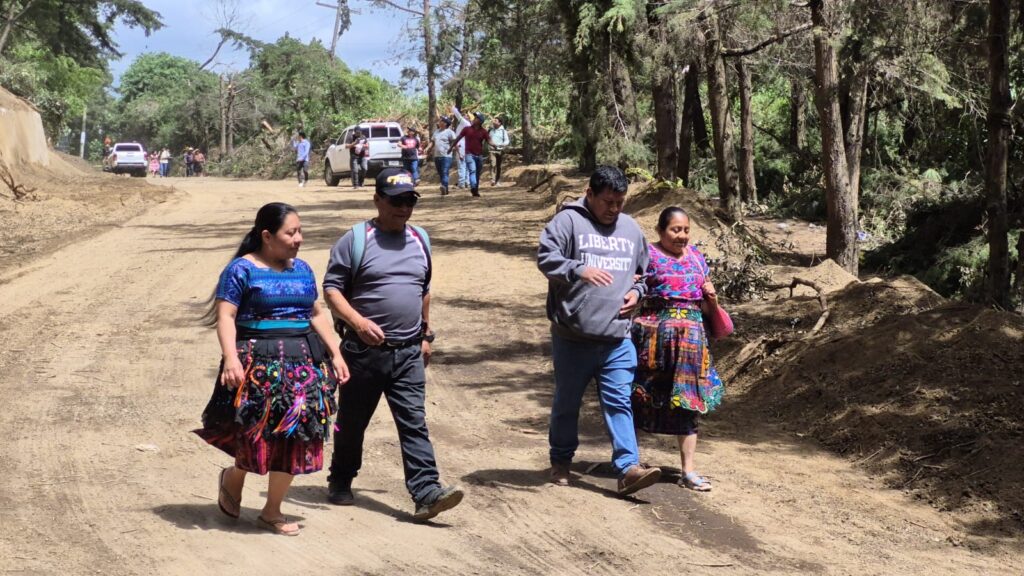 El paso peatonal y de vehículos livianos por la Carretera entre La Antigua Guatemala y Santa María de Jesús está habilitado de forma parcial. Pero lo cierran para avanzar con los trabajos de limpieza de los tramos dañados. Foto: Julio Sicán.