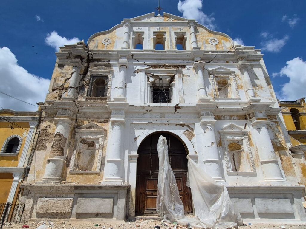 El templo parroquial registra grietas de gran magnitud y fisuras en su estructura, uno de los monumentos representativos del municipio. Foto: Julio Sicán.