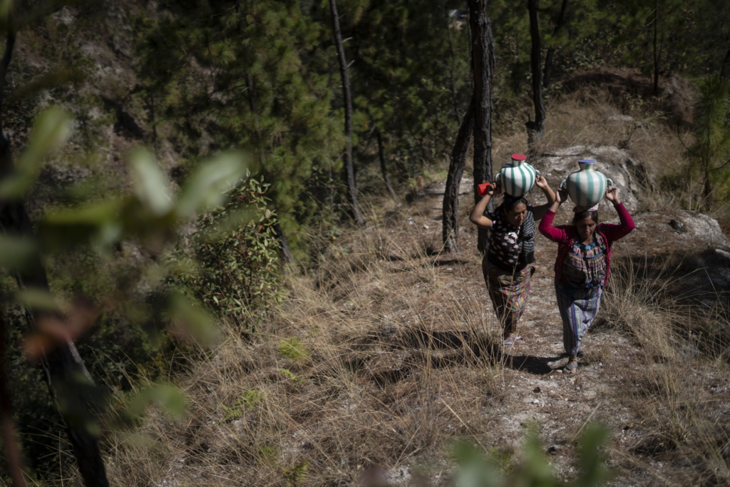 La tarea de abastecer de agua a sus familias recae sobre las mujeres quienes deben caminar kilómetros para encontrarla. La falta del recurso violenta su derecho a salud, según informe.