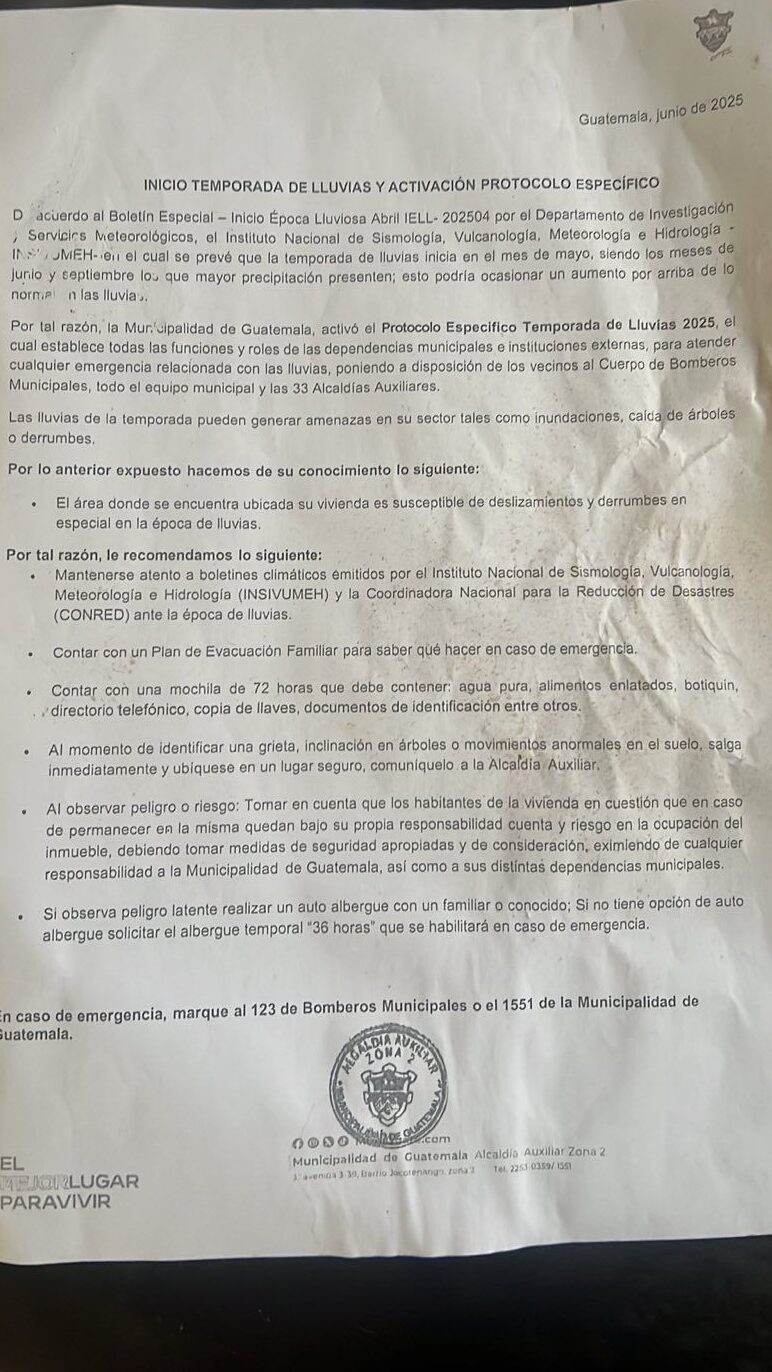 La circular que entregaron a los vecinos, algunos en sus manos y a otros debajo de su puerta.