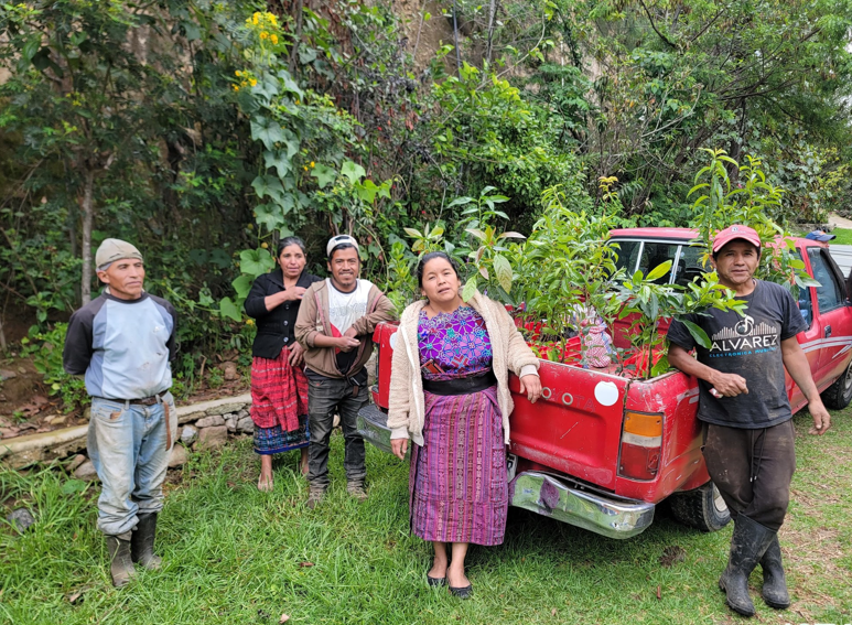 Entrega de árboles frutales por parte de la Asociación Agema a comunitarios de Santa Clara la Laguna, con el objetivo de impulsar la seguridad alimentaria