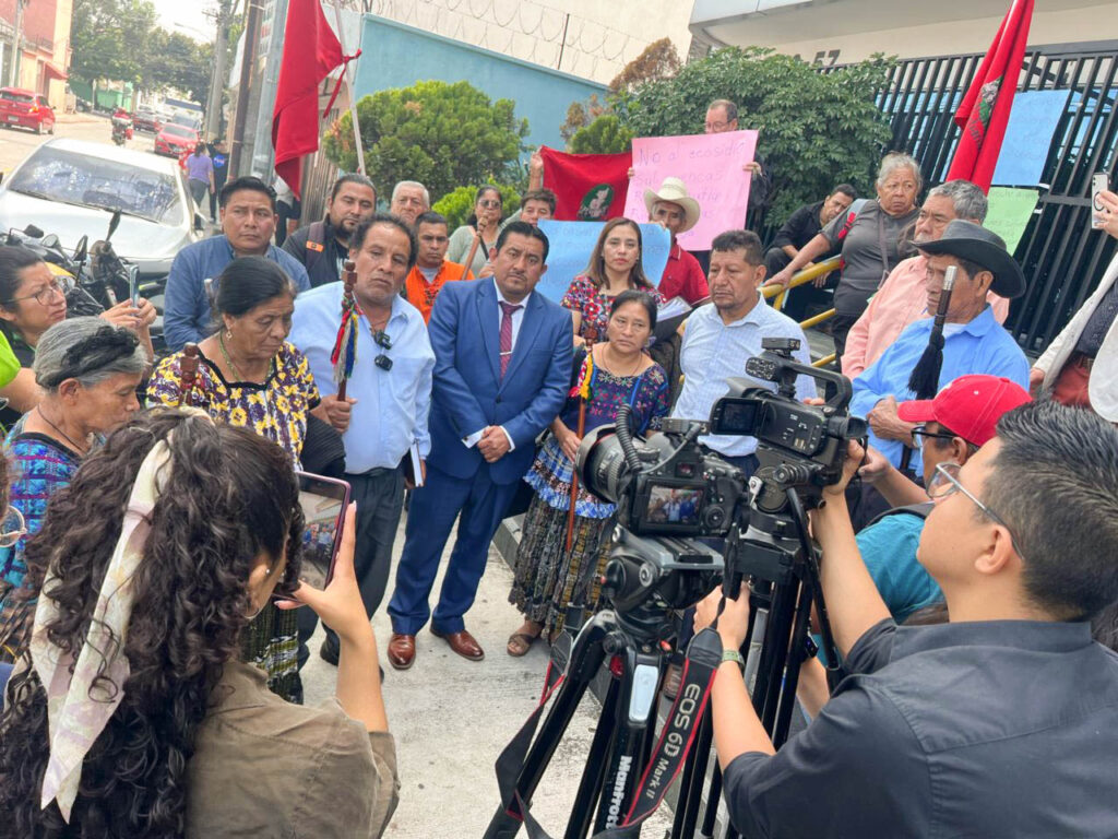 Autoridades indígenas de Santa Cruz Chinautla en una de las vistas públicas en el Juzgado Quinto. Foto Mario Winter, cortesía AIDA